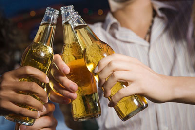 Không nên uống bia: Uống quá nhiều bia là không tốt cho sức khỏe của bạn. Hãy xem hình ảnh để biết thêm về tác hại của việc uống bia quá đà và cách kiểm soát lượng bia uống hàng ngày.
