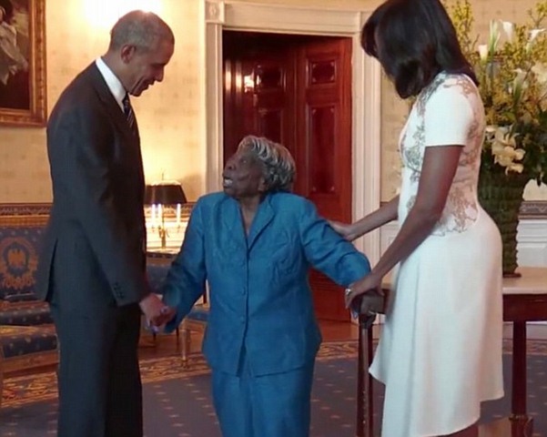 Bà cụ 106 tuổi vui sướng nhảy múa khi gặp Obama - 1
