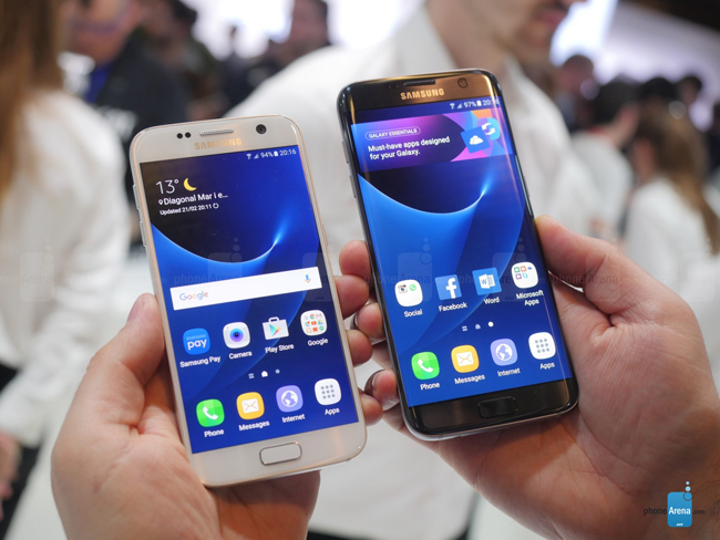 Samsung Galaxy S7 (trái) và Galaxy S7 Edge (phải) vừa trình làng và trở thành tâm điểm chú ý của làng công nghệ.