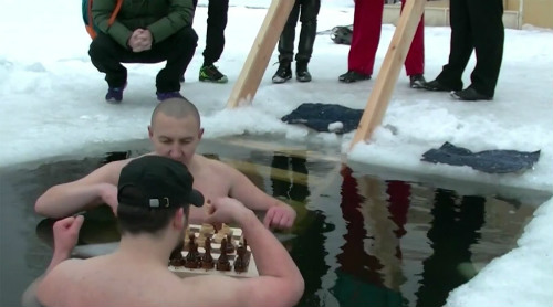 Khổ luyện đặc biệt: Bất chấp giá lạnh, chơi cờ dưới băng - 1