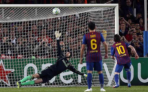 Messi: Ác mộng với Arsenal nhưng "khóc than" trước Cech - 2