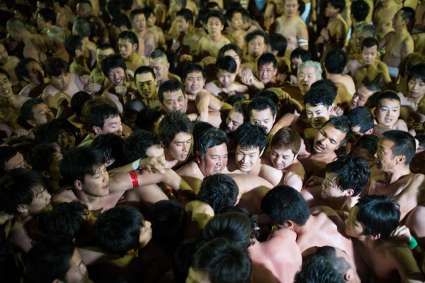 10.000 đàn ông Nhật bán khỏa thân tranh cướp &#34;bùa may&#34; - 9