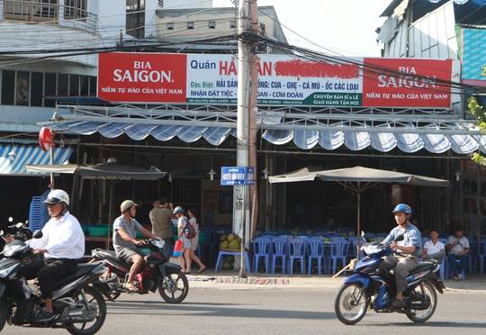 Phớt lờ lệnh đình chỉ, "nhà hàng đuổi khách" vẫn mở cửa - 1