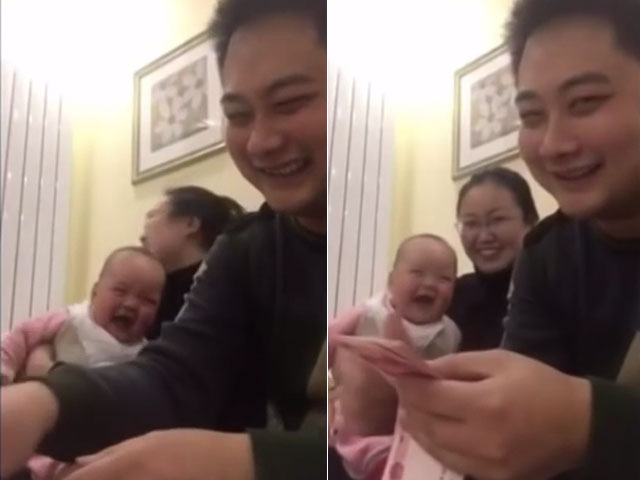 Em bé cười sặc sụa khi thấy bố đếm tiền - 1