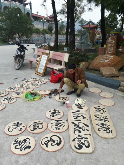 Trùm giang hồ thành “ông đồ” cho chữ ở chùa Giải Oan - 3