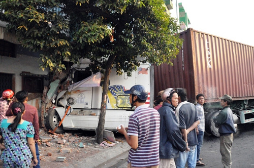 Xe container lao vào nhà dân giữa Sài Gòn lúc rạng sáng - 1