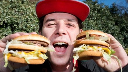 Chàng trai nghiện thịt tự đổi tên thành Burger Phomai - 1