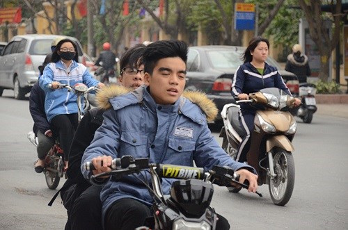 Nhiều học sinh vẫn đầu trần đi xe đạp điện - 1