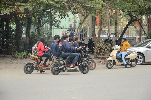 Nhiều học sinh vẫn đầu trần đi xe đạp điện - 3