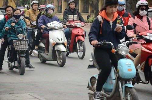 Nhiều học sinh vẫn đầu trần đi xe đạp điện - 4