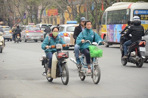 Nhiều học sinh vẫn đầu trần đi xe đạp điện - 5