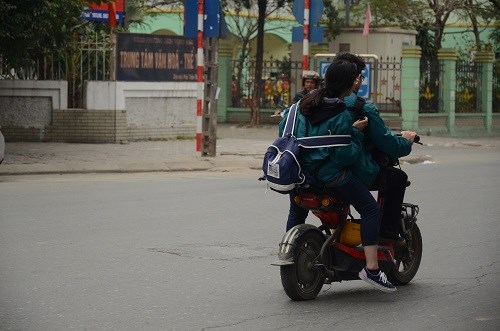 Nhiều học sinh vẫn đầu trần đi xe đạp điện - 6