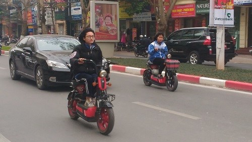 Nhiều học sinh vẫn đầu trần đi xe đạp điện - 7