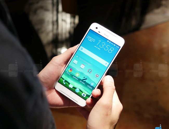 Chiếc HTC One X9 phiên bản hai SIM ra mắt lần đầu tại Trung Quốc với thiết kế sang trọng, và có giá bán 370 USD (tương đương 8,3 triệu đồng)