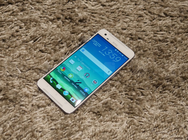 Về cấu hình, HTC One X9 được trang bị một màn hình 5,5 inch với độ phân giải Full HD 1080p