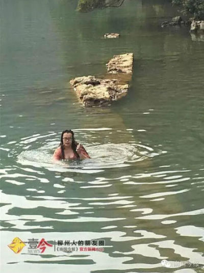 TQ: Người phụ nữ liều mạng nhảy xuống hồ sâu cứu iPhone - 1
