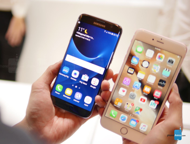 Galaxy S7 Edge và iPhone 6s Plus được coi là hai đại diện xuất sắc nhất làng smartphone ở hai thái cực khác nhau. Chiếc smartphone của Samsung dùng hệ điều hành Android 6.0 Marshmallow, trong khi điện thoại của Apple dùng iOS 9.2.