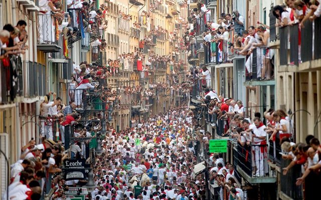 Vì sao Tây Ban Nha không cấm lễ hội bò tót "dã man"? - 1