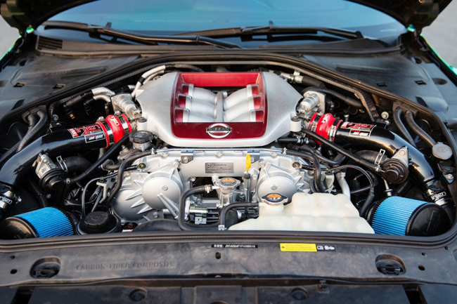 Dưới nắp ca-pô của Nissan GT-R 2015 là khối động cơ V6 Twin-Turbocharged 3.8 lít, kết hợp với hộp số ly hợp kép bảy cấp, với cần số bố trí dưới vô-lăng. Chiếc xe có công suất tối đa 545 mã lực, momen xoắn cực đại 627 Nm. Nissan GT-R 2015 có thể hoàn thành 100 km trên đường cao tốc với 10,2 lít xăng và 100 km trên đường phố với 14,7 lít xăng.
