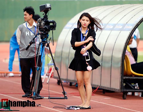 Nữ phóng viên Trung Quốc xinh đẹp thích Công Vinh chơi bóng - 1