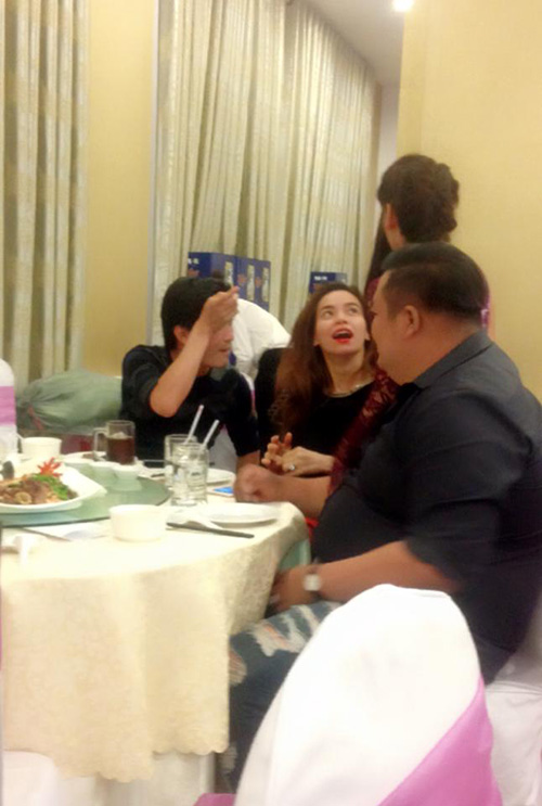 Facebook sao 24/2: Hà Hồ lần đầu lộ diện giữa "tâm bão" - 3