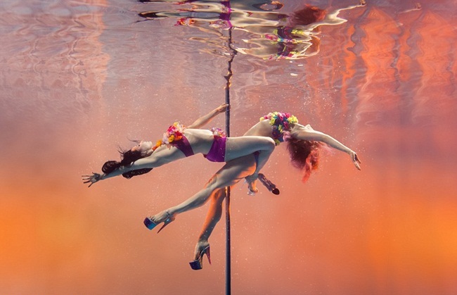 Nhiếp ảnh gia người Australia, Brett Stanley đã chụp được những hình ảnh đáng kinh ngạc về màn múa cột dưới nước đẹp tuyệt mỹ tại một hồ bơi ở Los Angeles, California. 