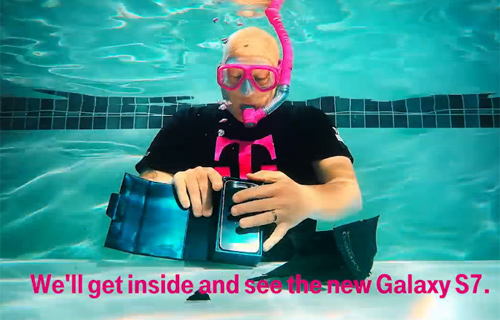 Thú vị màn đập hộp Samsung Galaxy S7 dưới bể bơi - 1