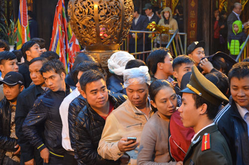 Hàng ngàn người xếp hàng dưới mưa chờ xin ấn đền Trần - 1