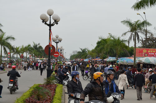 Hơn 2.000 người chia 5 vòng bảo vệ lễ hội đền Trần - 1