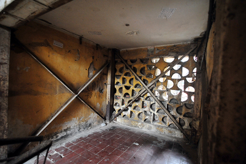 Hà Nội: Di dời dân khỏi hai chung cư "vừa ở vừa run" - 4