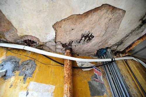 Hà Nội: Di dời dân khỏi hai chung cư "vừa ở vừa run" - 5