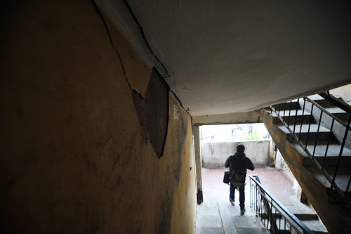 Hà Nội: Di dời dân khỏi hai chung cư "vừa ở vừa run" - 6