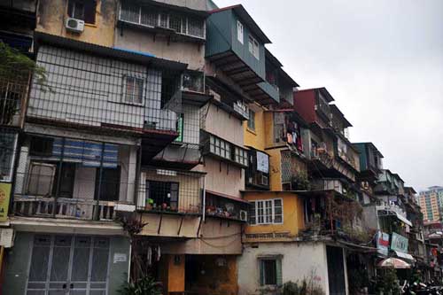 Hà Nội: Di dời dân khỏi hai chung cư "vừa ở vừa run" - 2