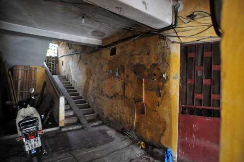 Hà Nội: Di dời dân khỏi hai chung cư "vừa ở vừa run" - 9