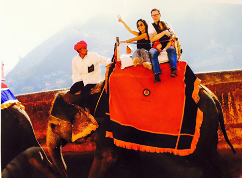 Facebook sao 25/2: Mẹ Hà Hồ viết thư động viên con gái - 2