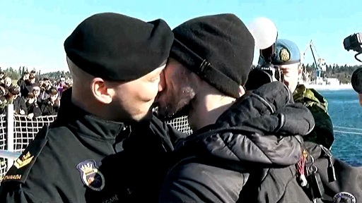 Nụ hôn lịch sử của chàng hải quân Canada và bạn trai - 1
