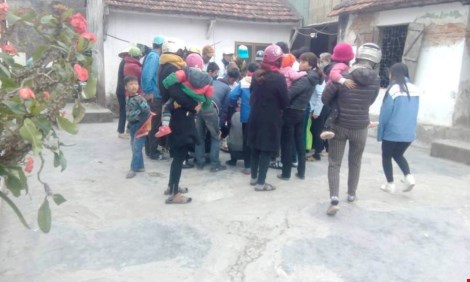 Người dân hiếu kỳ đổ xô đi xem "cụ" ba ba "khủng" - 4