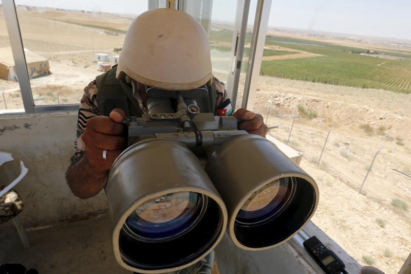 Nơi an toàn nhất nằm ngay cạnh "quái vật" IS - 2