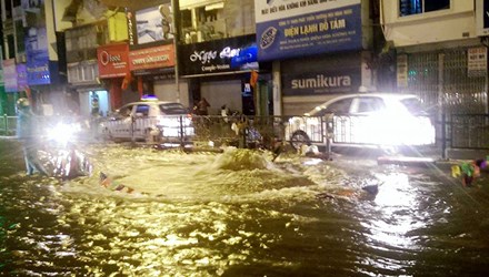 Nước phun lên từ "lòng đất" đường phố Hà Nội ngập lênh láng - 1