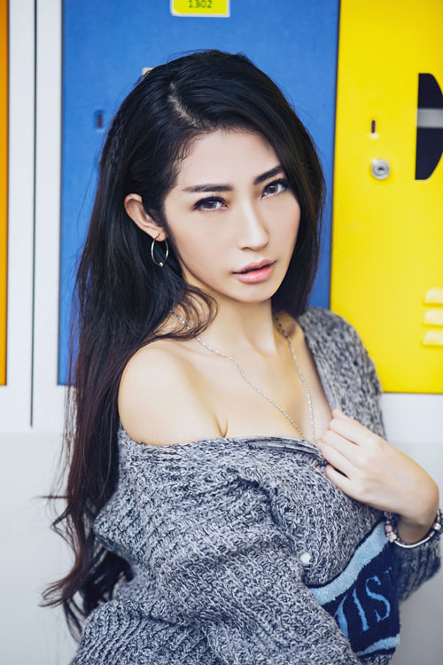 Bạn gái Ngô Kiến Huy ngày càng táo bạo - 3