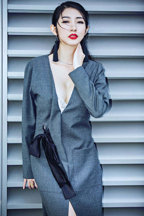 Bạn gái Ngô Kiến Huy ngày càng táo bạo - 1