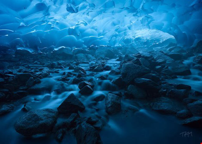 6. Hang Mendenhall Glacier, Mỹ:&nbsp;Hang băng kỳ vĩ này cũng được tạo bởi sự tan chảy của băng tuyết gần Juneau, Alaska.&nbsp;
