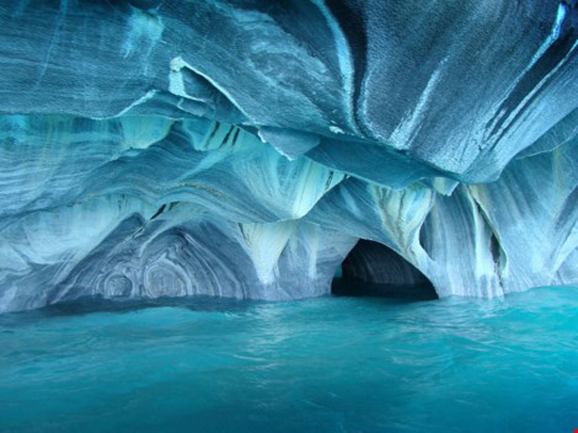 10. Hang Marble, Patagonia, Chile: Sau hơn 6.000 năm, những con sóng đã tạo ra một cảnh tượng ngoạn mục giữa lòng hồ General Carrera: một hang băng vươn cao trên mặt nước, dưới là các buồng hang có vân cẩm thạch với đường nét uốn lượn mỹ miều. Du khách có thể khám phá nơi này bằng tàu hoặc thuyền kayak khi thời tiết tốt. Ảnh:Thetimenow
