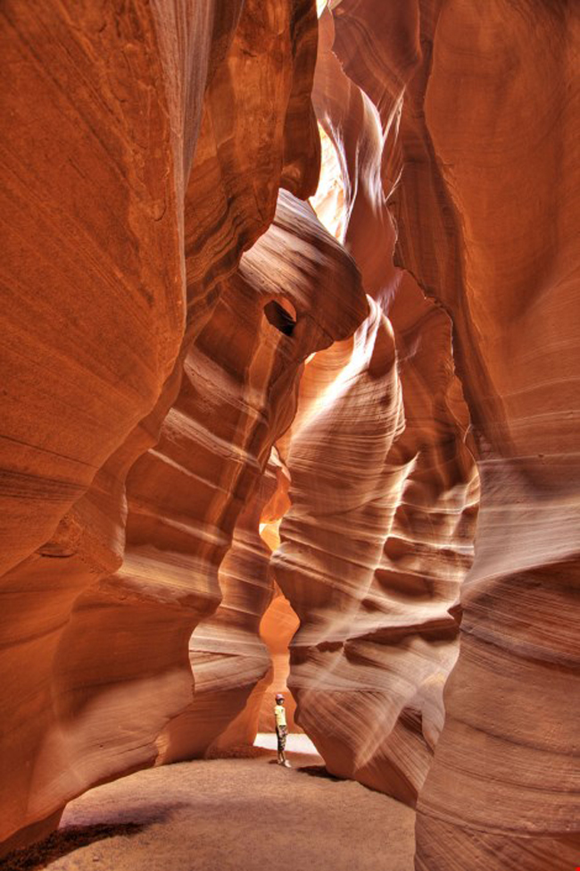 11. Hang Antelope Canyon, Mỹ: Hang động này được chạm khắc bởi hàng ngàn năm của gió và lũ quét dai dẳng. Đó là lý do bề mặt của hang động này như được mài nhẵn, mịn màng
