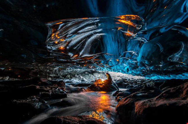 4. Hang băng Blue, Skaftafell, Iceland:&nbsp;Nằm trong lòng sông băng Svínafellsjökull của Iceland, hang Blue khiến du khách có cảm tưởng như lạc vào một thế giới khác.&nbsp;
