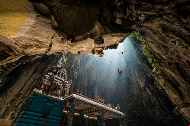 5.&nbsp;Hang Batu, Kuala Lumpur, Malaysia:&nbsp;Hệ thống hang động Batu sẽ đưa bạn vào không gian được hình thành từ cách đây 400 triệu năm, với ngôi đền ở cửa hang và tượng thần Murugan khổng lồ. Ngày xưa phân dơi trong hang động được sử dụng cho mục đích nông nghiệpnhưng hiện nay nó đang được mở cửa phục vụ khách du lịch. Ảnh:Danny Xeero.&nbsp;
