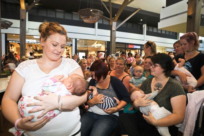 Úc: Mẹ &#34;bỉm sữa&#34; kéo nhau ra nơi công cộng cho con bú - 1