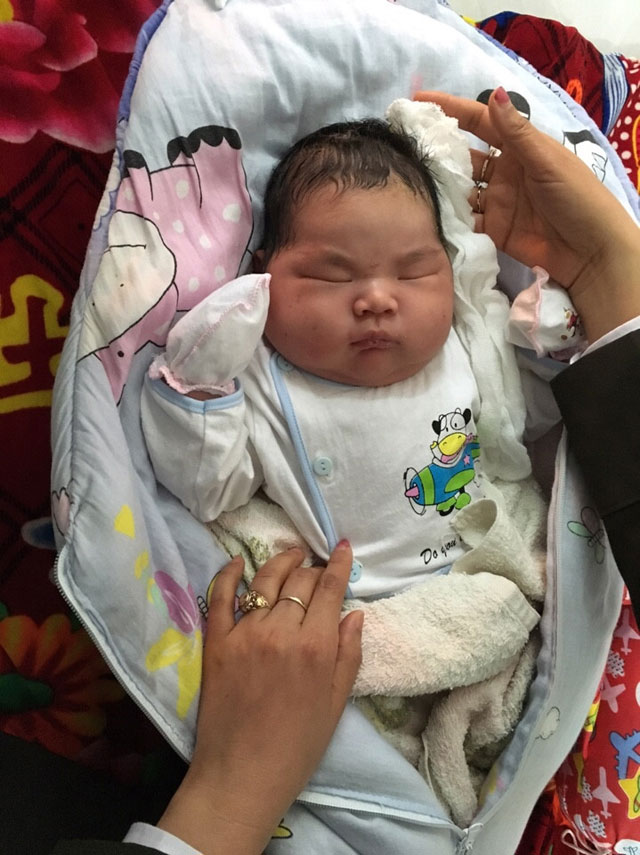 Bé trai nặng kỷ lục 6,1 kg chào đời ở Nam Định - 1