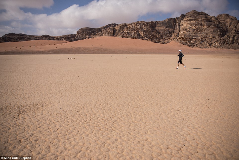 Chạy qua 7 sa mạc trên 7 lục địa trong 7 tuần - 1