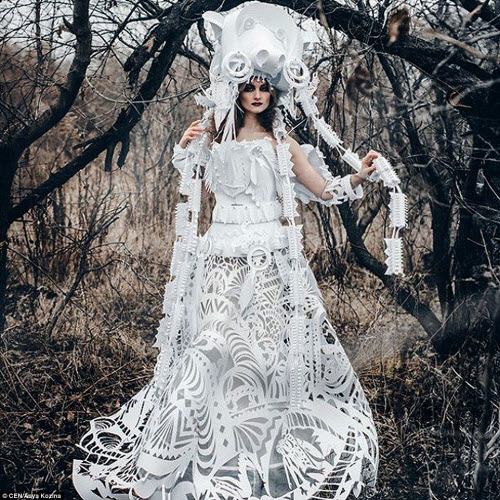 Độc đáo váy cưới được thiết kế từ giấy các tông - 1